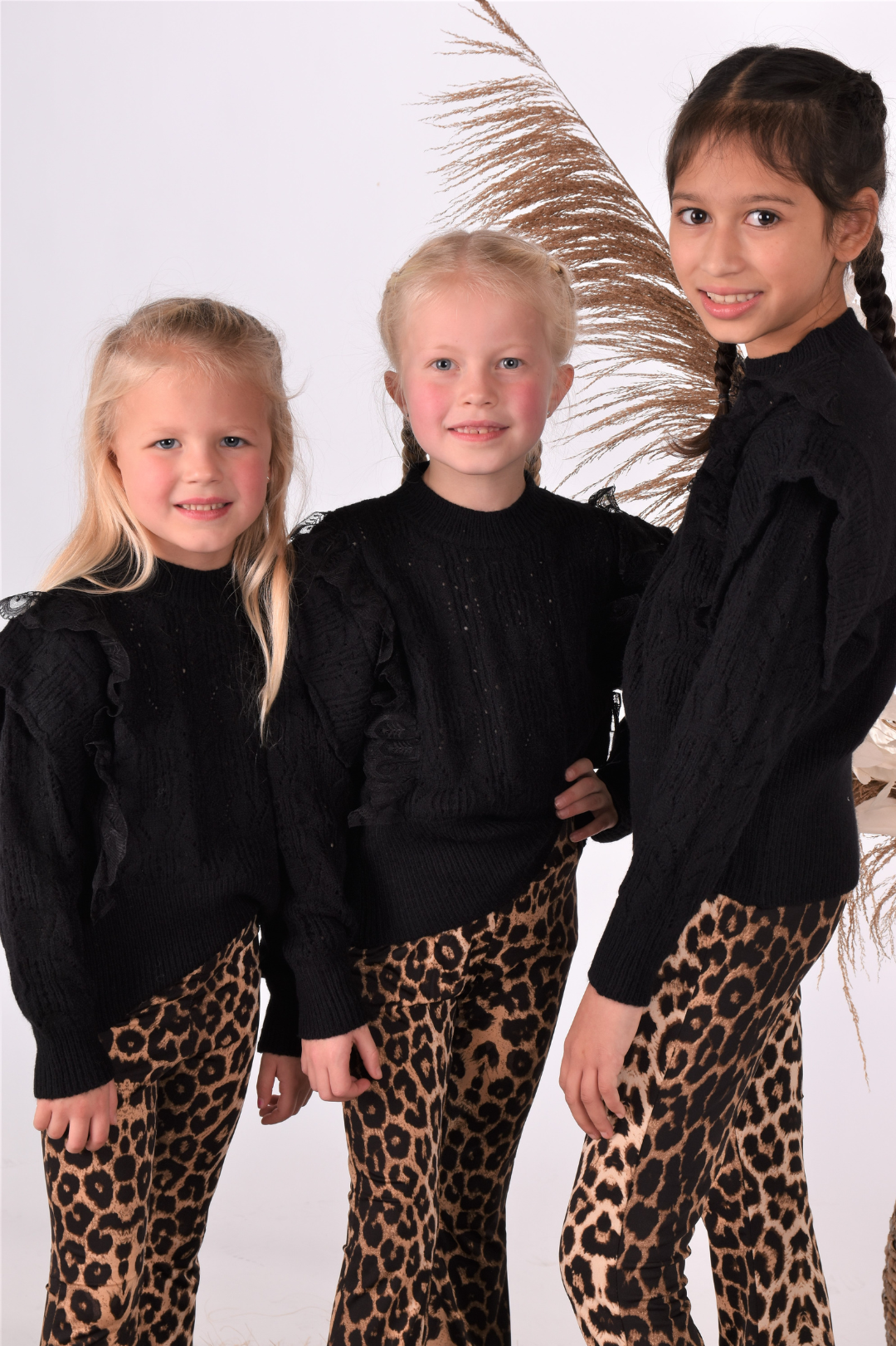BLACK RUSHES SWEATER